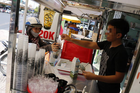 G&aacute;nh[-]nặng[-]r&aacute;c[-]thải[-]nhựa[-]đang[-]đ&egrave;[-]nặng[-]Việt[-]Nam